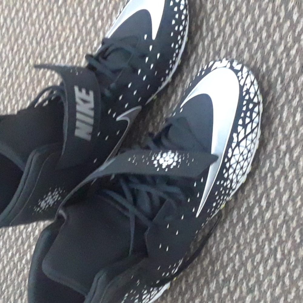 Men's football cleats